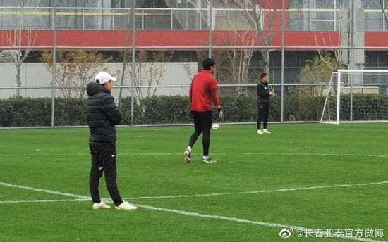 TA：切尔西冬窗无法召回卢卡库，球员租借合同中无相应条款据The Athletic消息，切尔西在将卢卡库外租至罗马的合同中，没有设置召回球员的条款。